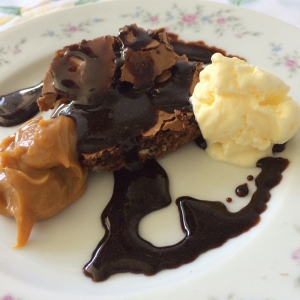 Brownie recheado com doce de leite, cobertura de calda de chocolate e sorvete