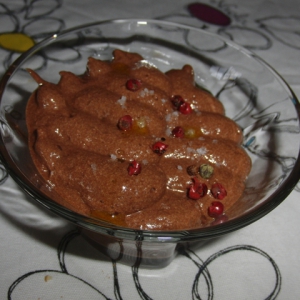 Mousse de chocolate com pimenta rosa
