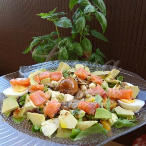 Salada Fria de Massa Cotovelos e Abacate com Salmão Fumado e Molho de Mostarda à Antiga