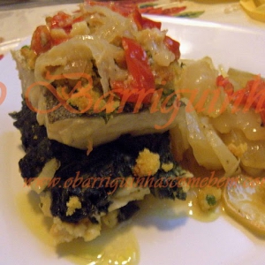 Bacalhau Recheado com Espinafres e Farinheira em Crosta de Broa de Milho e Batatinhas no Forno