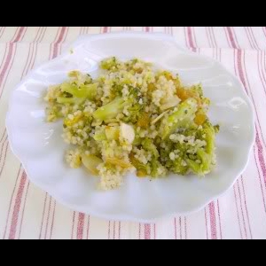 Salada de brócolos com couscous e vinagrete de laranja