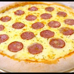 Pizza artesanal caseira pra forno caseiro fiz a massa gastando 2 reais e ficou perfeita