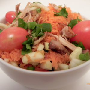 Salada asiática de frango e  legumes