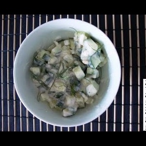 Salada de pepino, erva-doce e iogurte
