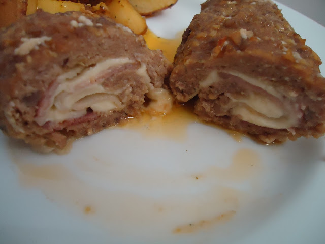 mini rolos de carne recheados com queijo e bacon