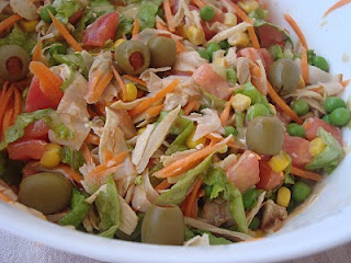 Salada de frango com molho vinagrete