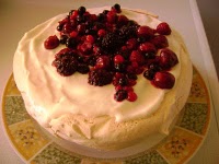 Pavlova com Cobertura de Iogurte Grego e Frutos vermelhos