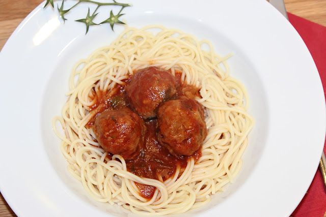 Almôndegas com molho de tomate e esparguete