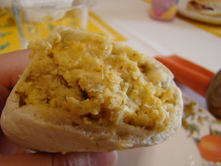Ovos mexidos com alheira de Mirandela em pão pita