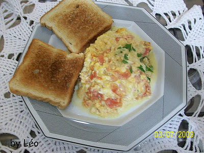 Ovos mexidos com queijo e tomate