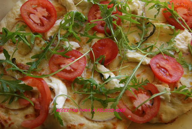 Pizza Rústica com Tomate e Rúcula Selvagem