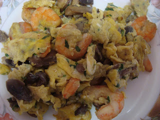 Ovos mexidos com camarão e mistura de cogumelos