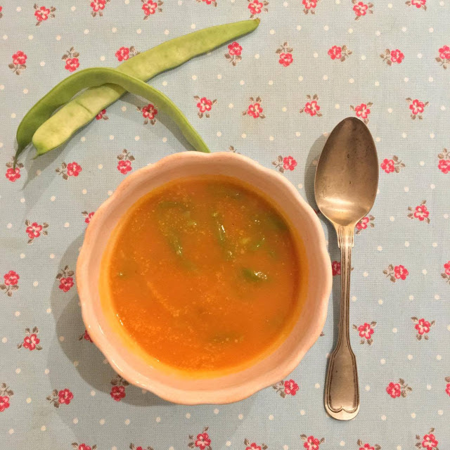 Sopa de abóbora com feijão verde e hortelã