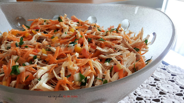 Salada de Frango com Alho Frito e Cenoura
