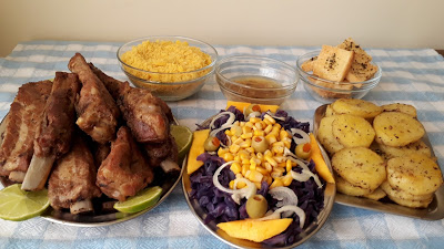COSTELINHAS c/batatas assadas, farofa amarela e salada