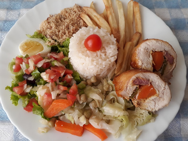 SOBRECOXAS ASSADAS (no forno) recheadas + batata frita + farofa + saladas
