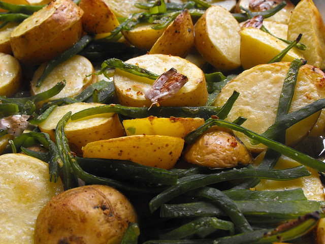 Batatas no forno com feijão-verde