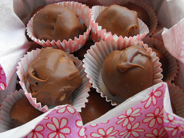 Bolinhas de coco com cobertura de chocolate – receita Bimby