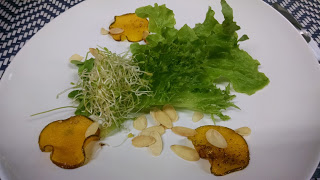 Abóbora assada com salada de folhas novas