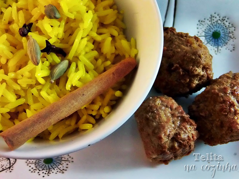 almôndegas tandoori masala e arroz kashmiri