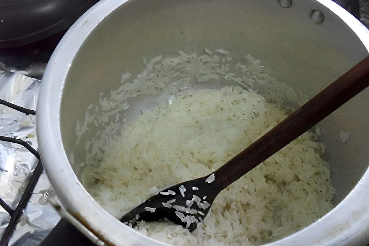 Se você nunca fez arroz na panela de pressão experimente hoje mesmo e se surpreenda