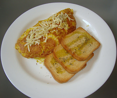 Omelete recheado com dois queijos