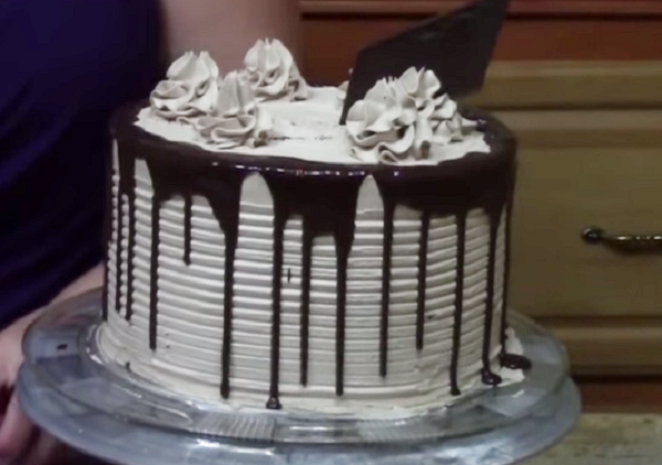 Linda decoração de bolo, com ganache e placas de chocolate