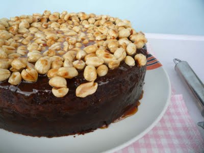 bolo-brownie com caramelo e amendoim