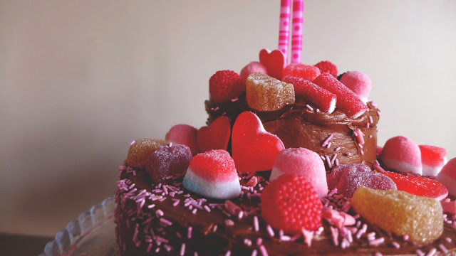 {Bolo de aniversário} morangos e chocolate de leite/ {Birthday cake} strawberry and milk chocolate