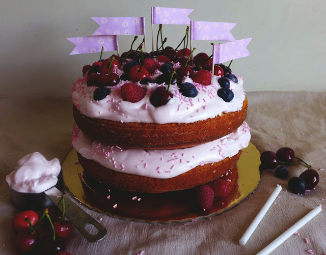 {Bolo de Anos} bolo de iogurte com cobertura de groselha/ {Birthday cake} yogurt cake and red berry frosting