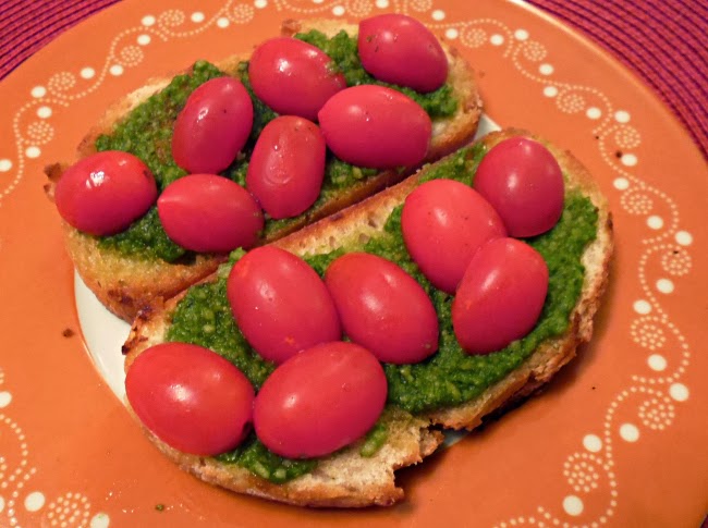 Bruschettas com pesto e tomates cherry