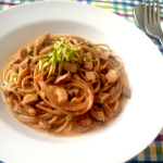 Espaguete integral com molho “à Carbonara” light (com ovo, creme de ricota, shitake e abobrinha)