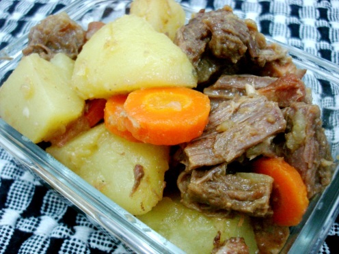 Carne cozida com batata e cenoura