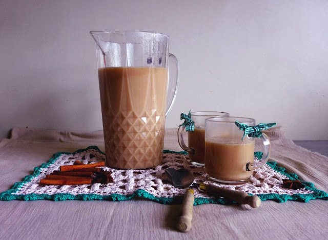 Chá com leite, mel e especiarias/ Milk, honey and spices tea