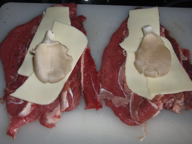 Bifes de vitela recheados com presunto, queijo e pleurotus