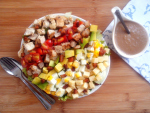 Cobb Salad (salada de folhas com tomate, ovo, frango, abacate, bacon e croutons)