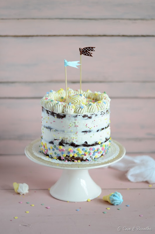 Bolo de aniversário de chocolate e baunilha com chantilly ::: Chocolate & vanilla layer cake