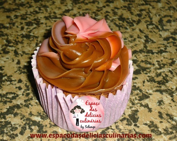 Cupcake de chocolate, com brigadeiro/morango