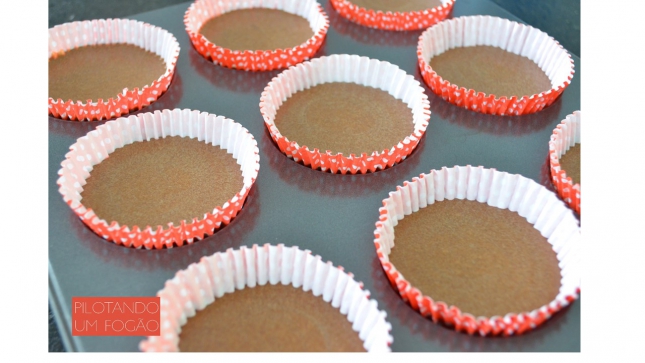 Cupcakes de chocolate recheados com morango
