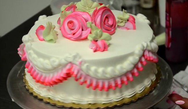 Decoração de bolo com rosas