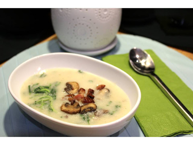 Sopa de feijão branco com agrião e cogumelos
