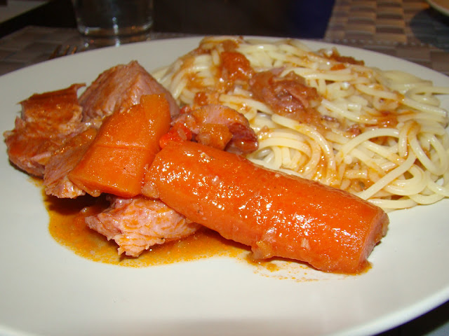 Pá de Porco Estufada com Cenoura e Esparguete