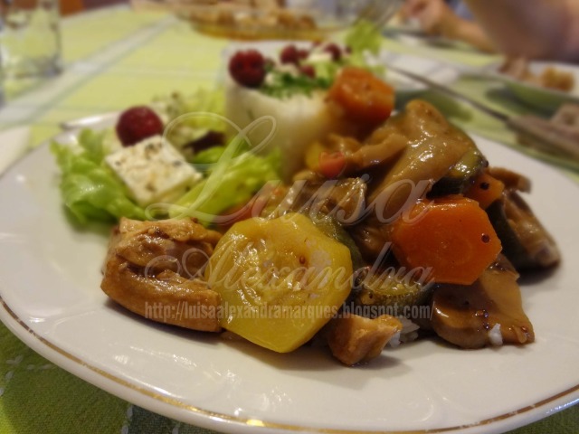 Frango Caseiro com Courgette, Cenoura e Cogumelos e Salada de Alface com Queijo Feta e Framboesas