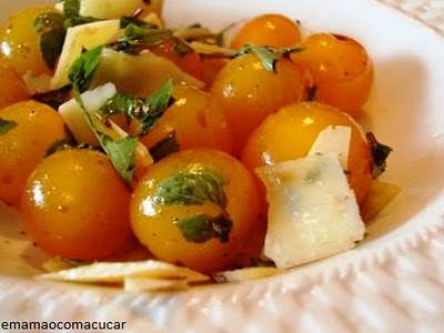 Tomatinhos amarelos e Manjericão