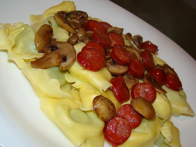Tortellonis Recheados com Ricotta e Espinafres com Linguiça e Cogumelos