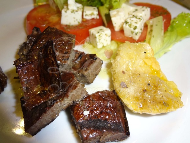 Iscas de Vaca Grelhadas Acompanhadas com Salada de Alface, Tomate e Queijo