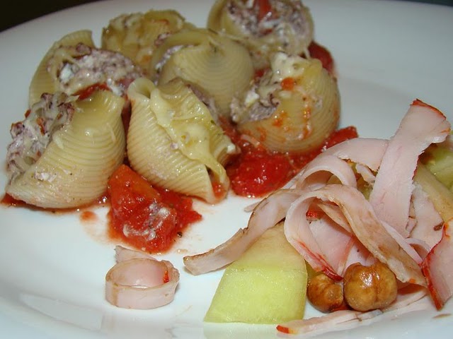 Lumaconi Recheados com Requeijão, Tomate Seco e Chouriço / Salada de Meloa, Paio, Caju e Vinagre Balsâmico
