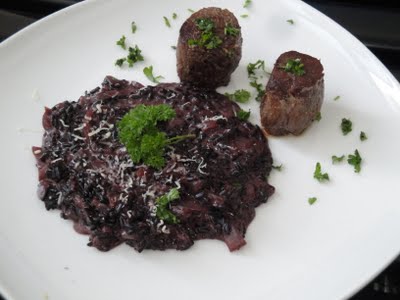 Filet de Avestruz com arroz negro
