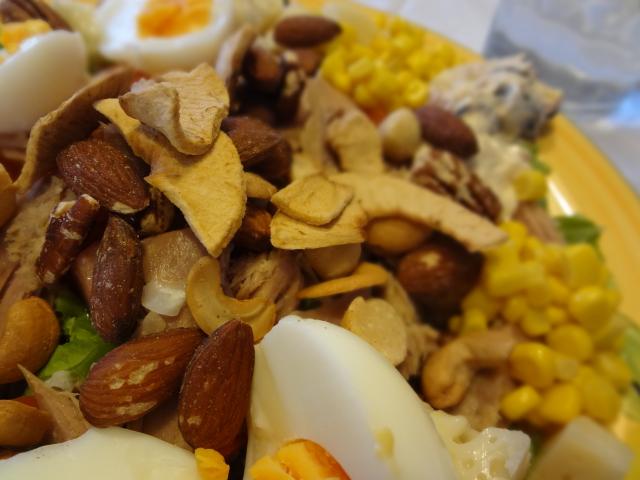 Salada Atum com Ovo, Queijo, Frutos Secos e Maçã Desidratada