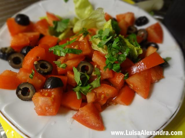 Salada de Tomate e Azeitonas Perfumada com Coentros